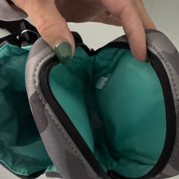 Corkcicle Sling Bag NWT. Light gray camo - Picture 4 of 7